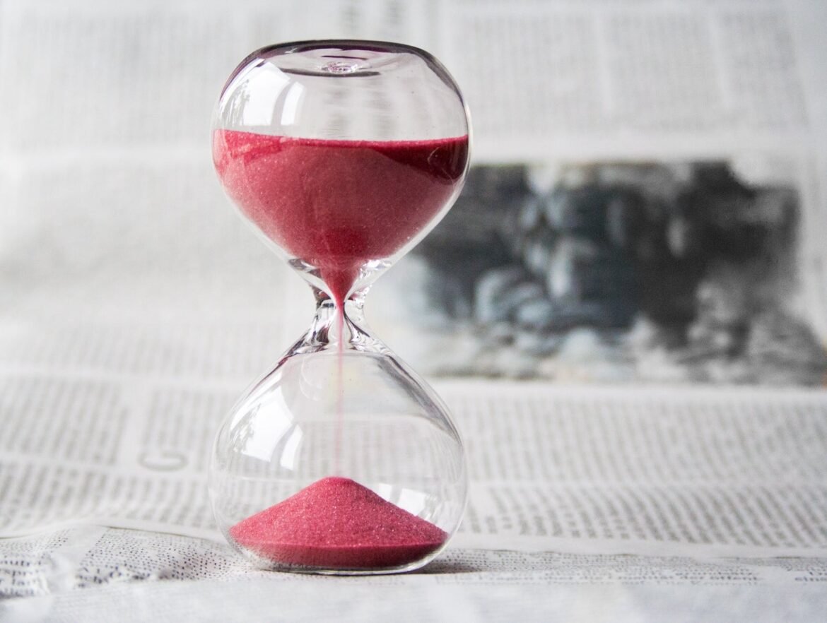 hourglass-time-hours-sand-39396 clear glass with red sand grainer